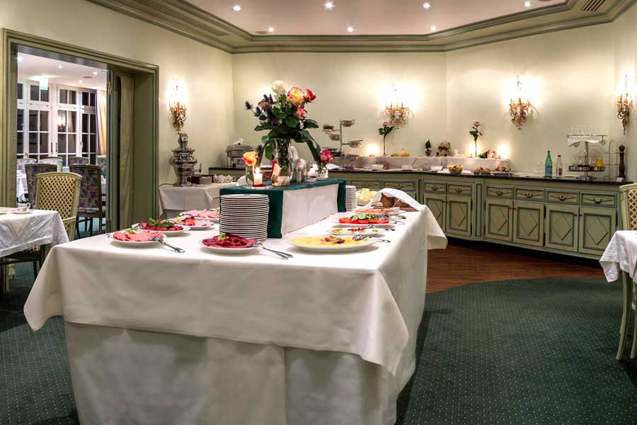 Erleben Sie die gediegene Atmosphäre des grünen Salons im Restaurant Limmerhof Blick in den Grünen Salon im Restaurant Limmerhof