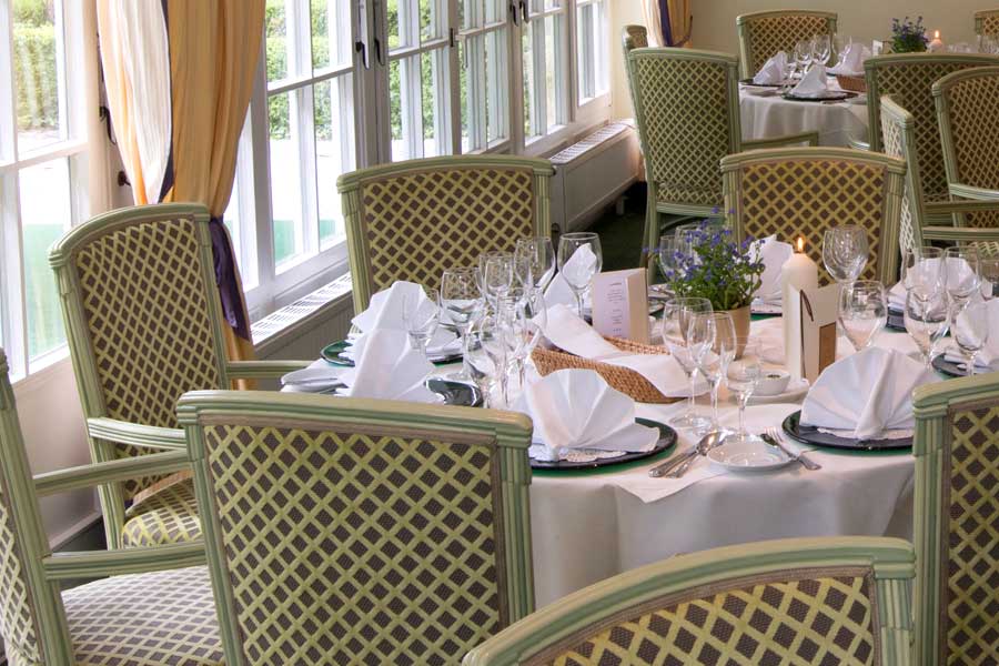 In unserem Wintergarten im Limmerhof haben Sie immer einen ansprechenden Ausblick auf unseren schönen Garten. Sie finden Platz für bis zu 35 Personen Blick in den Wintergarten